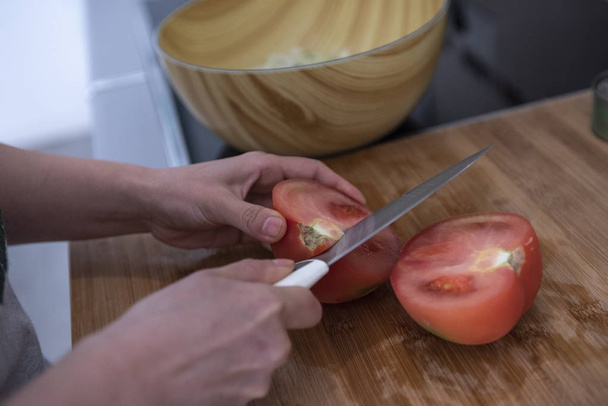 hands holding sharp knife and chopping  - Foto, afbeelding