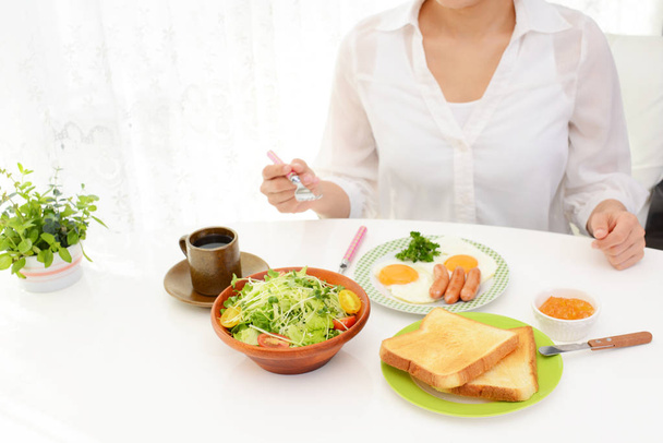 Ízletes reggeli elfogyasztására nő - Fotó, kép
