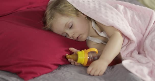 niedliches Baby, das zu Hause auf dem Bett schläft. kleines Mädchen schläft im Morgenlicht - Filmmaterial, Video