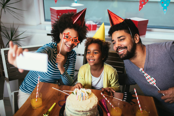 Ευτυχισμένη οικογένεια που γιορτάζουν γενέθλια μαζί στο σπίτι κάνει selfie - Φωτογραφία, εικόνα