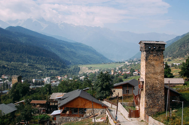 Svan πύργους σε Μέστια ορεινό χωριό, περιοχή Svaneti, γεωργία - Φωτογραφία, εικόνα
