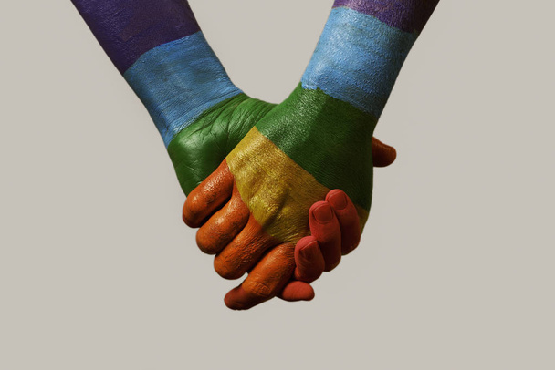 manos modeladas con la bandera del arco iris
 - Foto, imagen