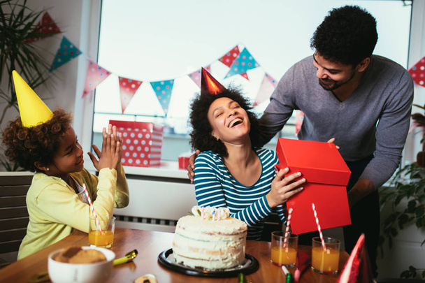 Ευτυχισμένη οικογένεια γιορτάζει γενέθλια μαζί στο σπίτι  - Φωτογραφία, εικόνα