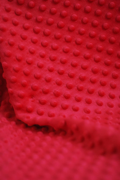 Пухнаста ніжна дитяча червона м'ятна тканина з крапками
. - Фото, зображення