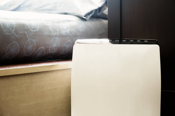 Depuratore d'aria nel pulitore della camera da letto rimuovendo polvere fine in casa
. - Foto, immagini