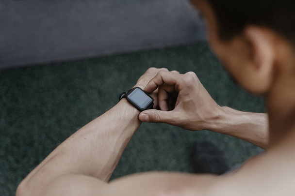 Athlète regardant son application de fitness smartwatch après l'entraînement
 - Photo, image