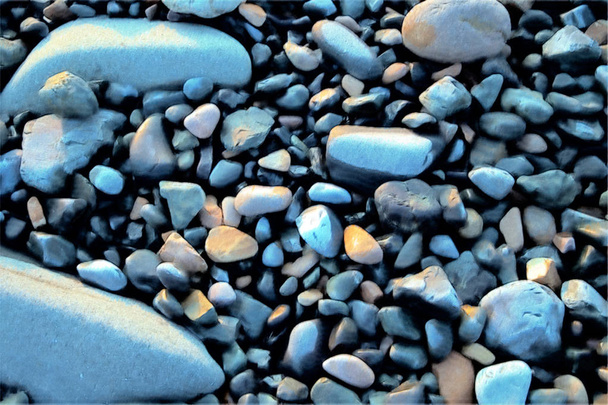 Deniz kıyısında farklı boyutlarda ıslak taşlar var. Sahilde çakıl taşları yuvarlandı. Doku sanatsal çizimi. Parlak suluboya stili çiz. - Fotoğraf, Görsel