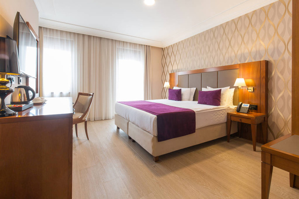 Luxury double bed hotel bedroom interior - Foto, imagen