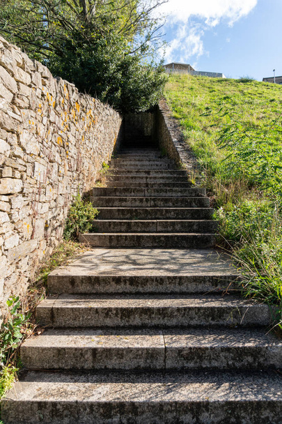 Паркові сходи зі сходами довгий шлях вгору в тунель
 - Фото, зображення