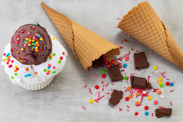piatto di palline di gelato alla vaniglia e cioccolato swith spruzza
  - Foto, immagini