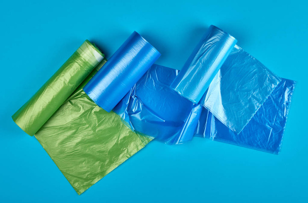 trzy zwinięte rolki z plastikowymi workami na śmieci  - Zdjęcie, obraz