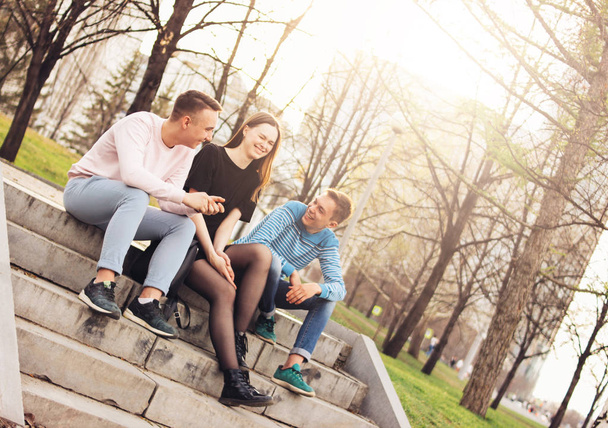 Gruppe von Freunden Millennials Studenten Teenager sitzen in der Stadt Straße, Freundschaft  - Foto, Bild