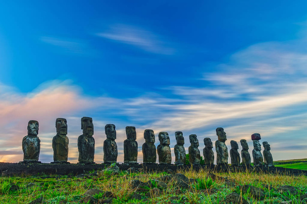 Nascer do sol em estátuas Ahu Tongariki na Ilha de Páscoa de Ahu Tongariki
 - Foto, Imagem
