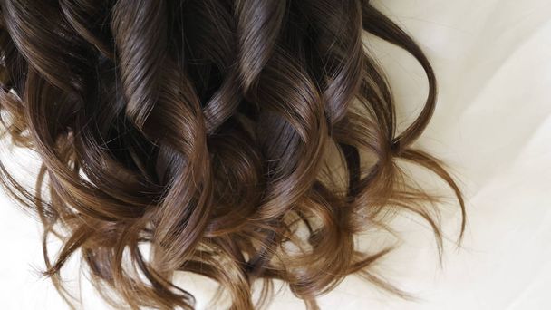 Каштанове волосся жіноча модель перед Back-крупним планом. - Фото, зображення