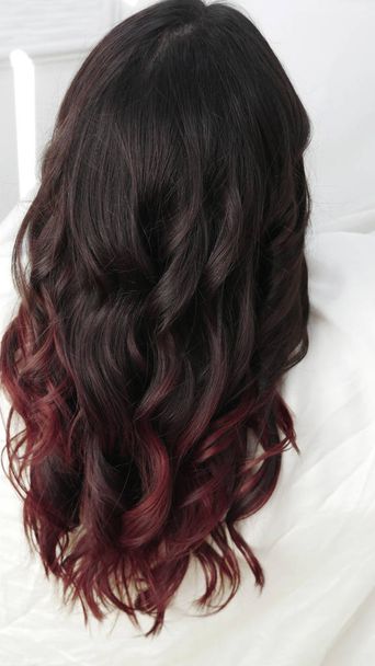 Модель с длинными здоровыми рыжими волосами
  - Фото, изображение