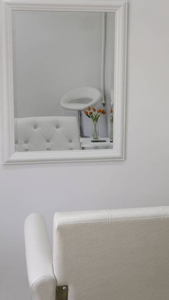 Bílé kadeřnické křeslo před zrcadlem  - Fotografie, Obrázek