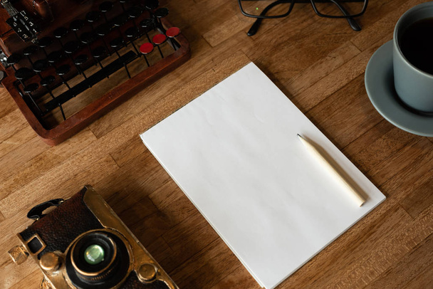 blank paper on the table - 写真・画像