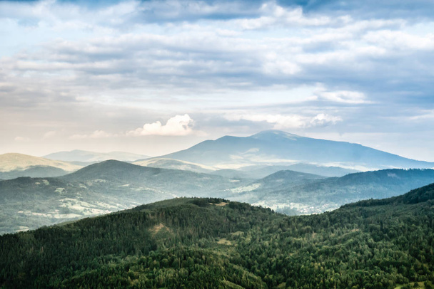 Vista sobre picos nebulosos de montanhas
 - Foto, Imagem
