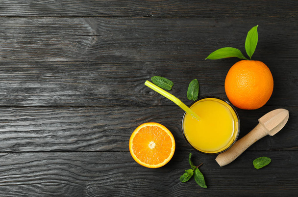 新鮮なオレンジジュース、木製ジューサー、分とフラットレイ組成物 - 写真・画像