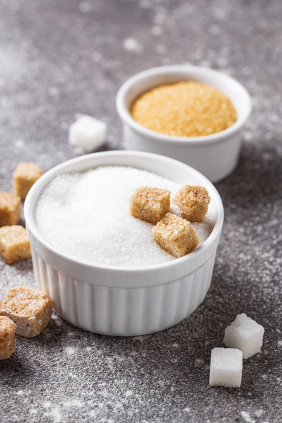 λευκό και καφέ ζάχαρη από ζαχαροκάλαμο - Φωτογραφία, εικόνα