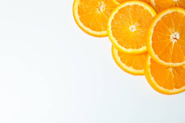 Σύνθεση με πορτοκαλί κομμάτια σε λευκό φόντο, Χώρος για TE - Φωτογραφία, εικόνα