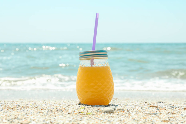 Glas mit frischem Orangensaft am Meer, Platz für Text. summ - Foto, Bild