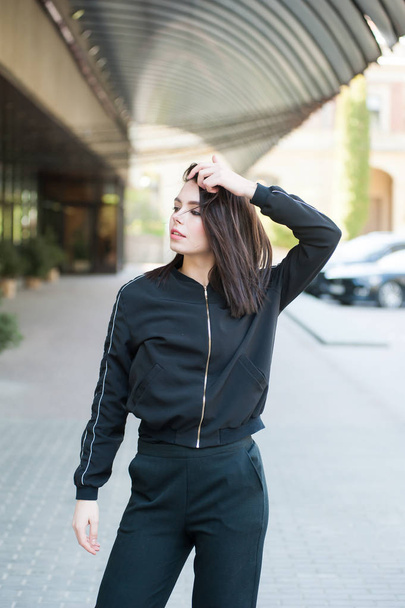 bela sorrindo jovem mulher vestindo jaqueta preta
 - Foto, Imagem