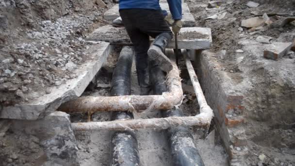 Elevación de losas de hormigón por encima de tuberías de agua antiguas
 - Imágenes, Vídeo