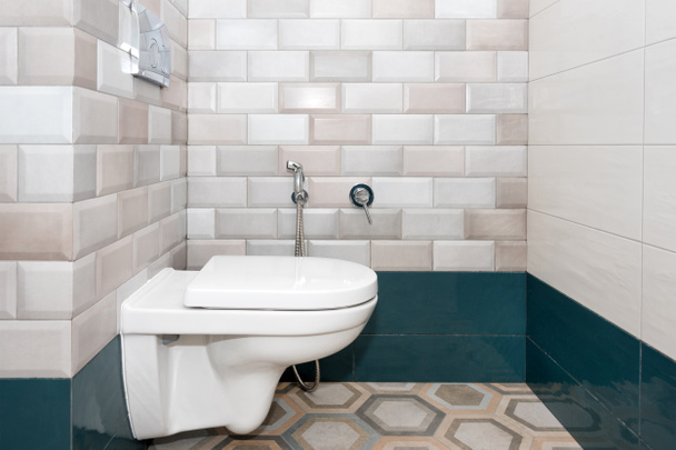 Bol de toilette blanc avec douche bidet dans la salle de bain
 - Photo, image