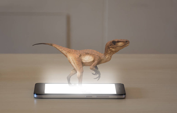 Smartphone projiziert ein 3D-Hologramm eines Velociraptors - Foto, Bild