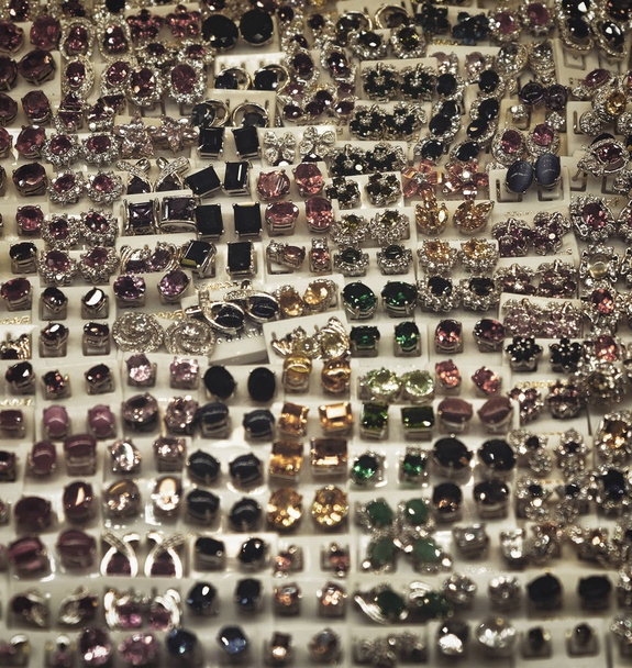 Damenringe mit Edelsteinen, Damenschmuck, eine große Anzahl von Schmuck, Hintergrund - Foto, Bild