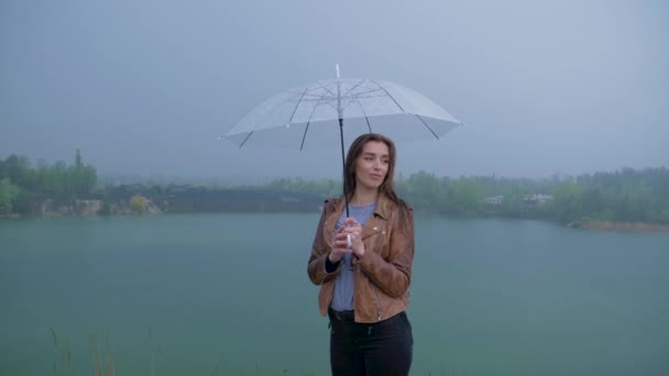Portrait de jeune belle fille sous un parapluie sous la pluie
 - Séquence, vidéo
