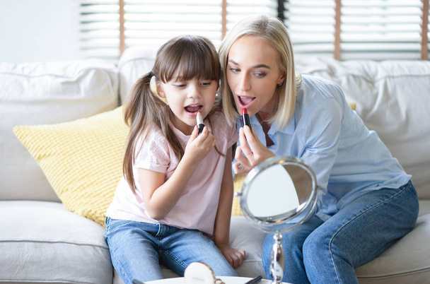 Krásná mamka s malou roztomilou dcerou dělá tvé makeu - Fotografie, Obrázek