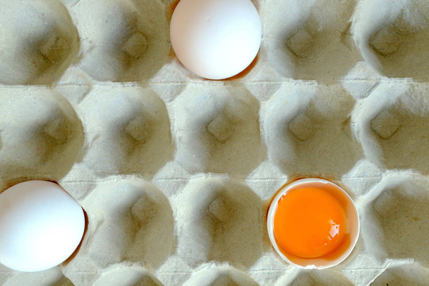 Gema de ovo e ovo de pato colocar na bandeja de papel
 - Foto, Imagem