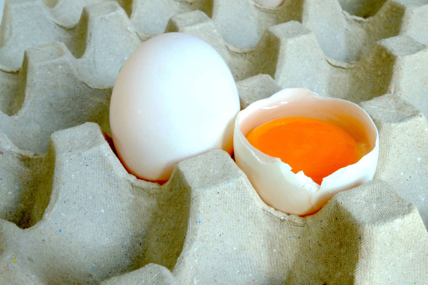 Yolk και αυγό πάπιας τοποθετούνται σε χάρτινο δίσκο φόντο - Φωτογραφία, εικόνα