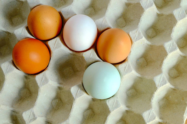 Mélange d'œufs de poulet et d'œufs de canard mis sur un plateau en papier
 - Photo, image