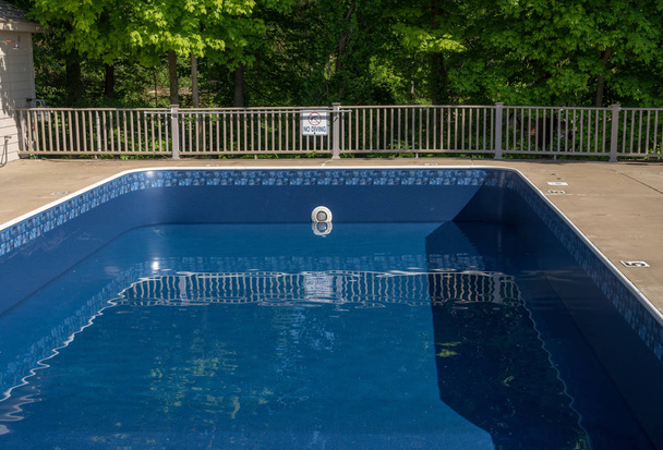 Ersatz und Verbesserung der Schallschutzschicht des Schwimmbades - Foto, Bild