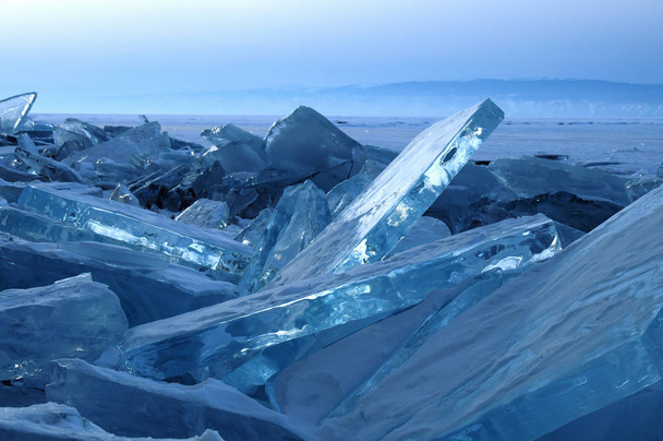 Сонячні промені є заломлення прозорого льоду озера Байкал. Кристально чистий лід фрагменти поштовхи - Фото, зображення