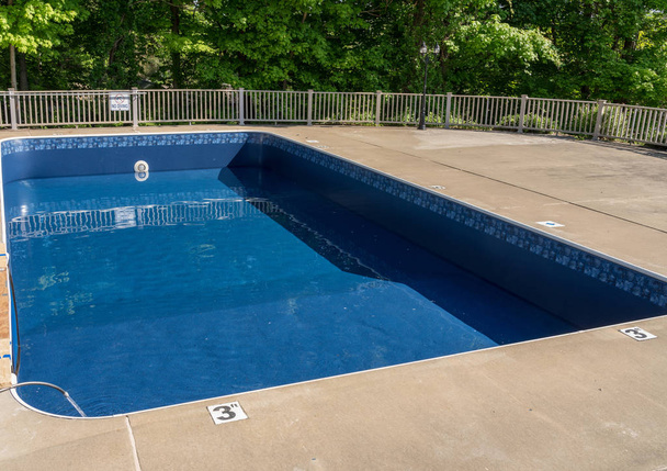 Yüzme havuzunun vinil astarının değiştirilmesi ve iyileştirilmesi - Fotoğraf, Görsel