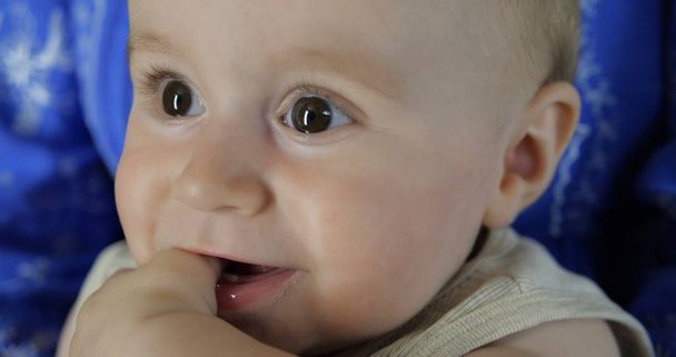 4K - Un petit bébé suce son doigt de près, au ralenti
 - Photo, image