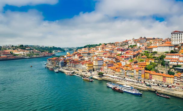 Porto, Portugal: Passeio marítimo no Cais de Ribeira ao longo do rio Duoro, na cidade velha do Porto
 - Foto, Imagem