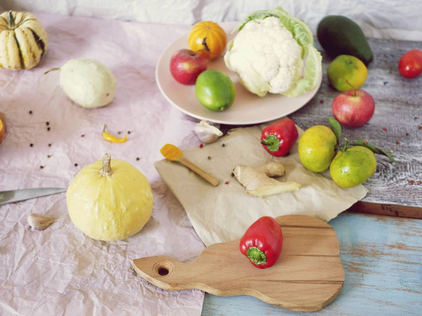 Овощи, специи, фрукты для приготовления здоровой пищи, на столе, вид сверху, лето, осень, сезонная еда
 - Фото, изображение