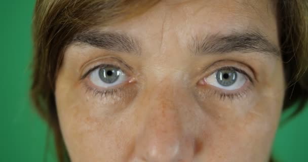 4k-grijs-blauwe ogen van een volwassen vrouw, een verrast blik close up, Chromakey - Video