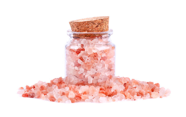 Sal rosa do Himalaia em frasco de vidro, isolado sobre fundo branco. Sal rosa do Himalaia em cristais
. - Foto, Imagem