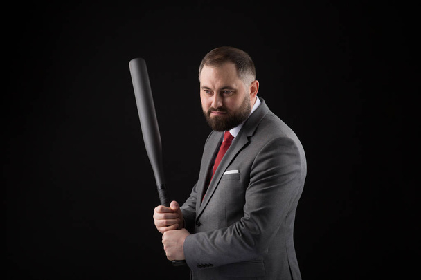 γένια άντρας με κουστούμι και κόκκινη γραβάτα με ρόπαλο του μπέιζμπολ - Φωτογραφία, εικόνα