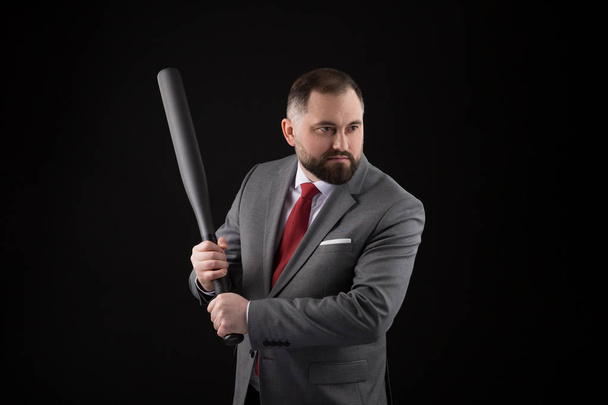 bärtiger Mann im Anzug und roter Krawatte mit Baseballschläger - Foto, Bild