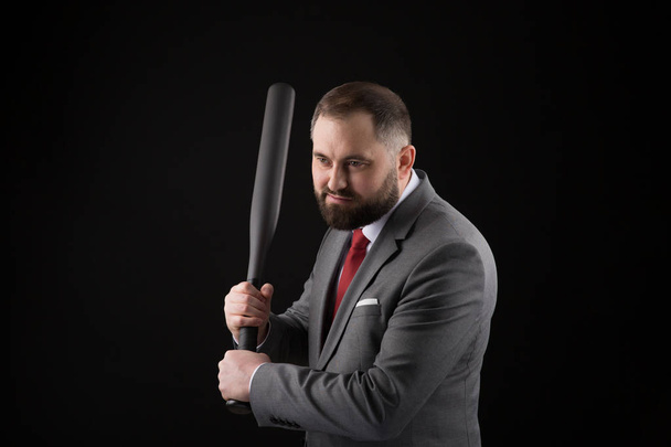 Brodaty człowiek w kolorze i czerwonym krawatem z Baseball nietoperz - Zdjęcie, obraz