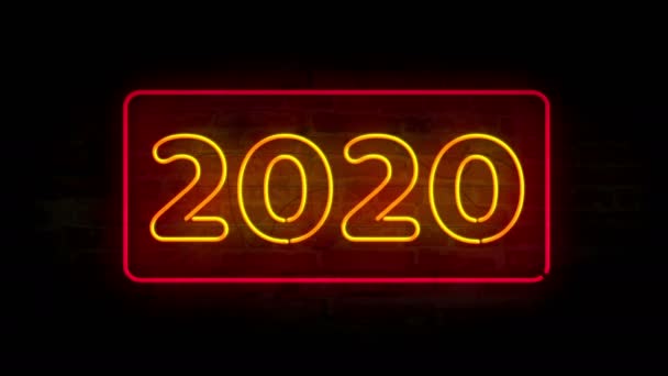 Yıl 2020, tuğla duvar arka planında neon ışığı. Parlak büyük metin kavramı döngüsü ve kusursuz animasyon. Retro 1980 biçimi. - Video, Çekim