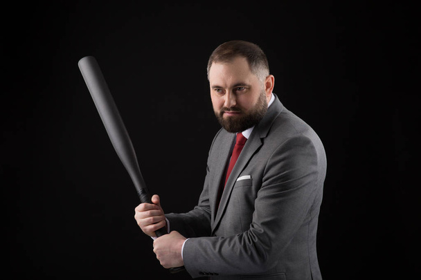 uomo barbuto in giacca e cravatta rossa con mazza da baseball
 - Foto, immagini