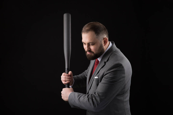 takım elbiseli sakallı adam ve beyzbol sopası ile kırmızı kravat - Fotoğraf, Görsel